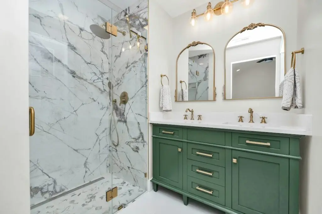 Ba&ntilde;o con ducha, lavabo y mueble de almacenaje