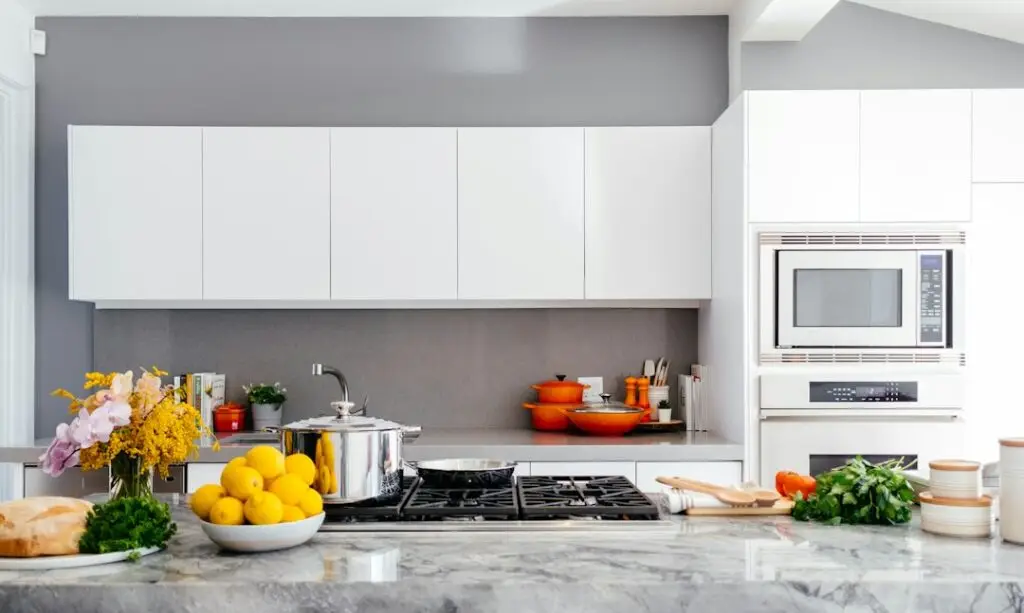 Cocina con zona de cocci&oacute;n, encimera de trabajo y almacenaje
