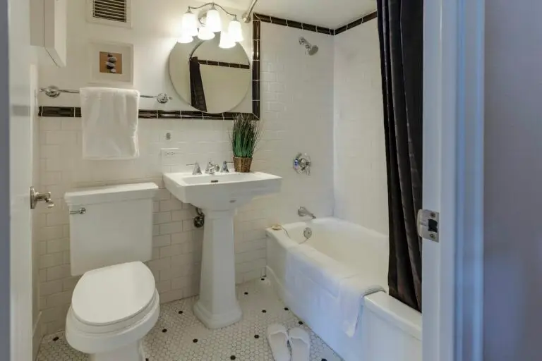 Baño compacto con lavabo, inodoro y zona de ducha