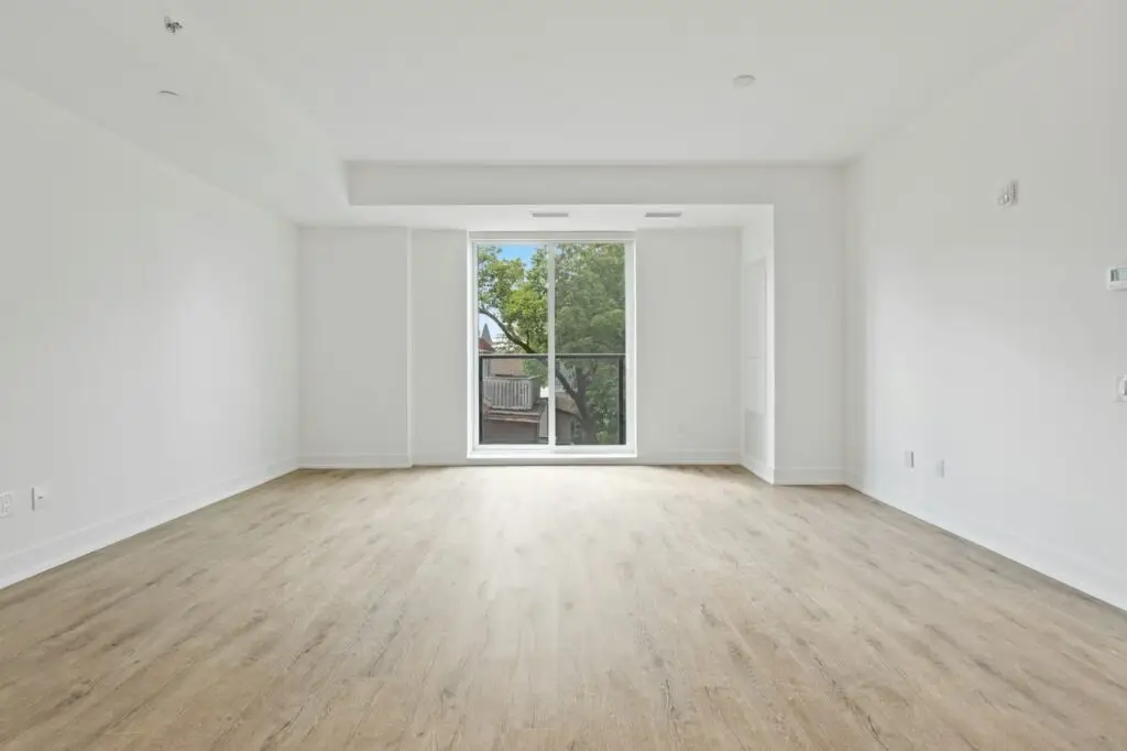 Estancia vacía con paredes, suelo y ventanas visibles antes de planificar cambios