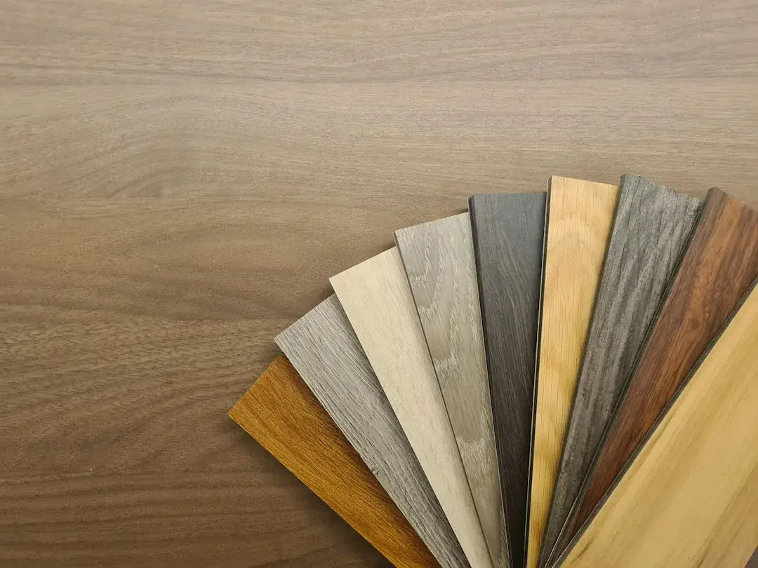 Muestras alargadas de acabados con aspecto madera, abiertas en abanico.