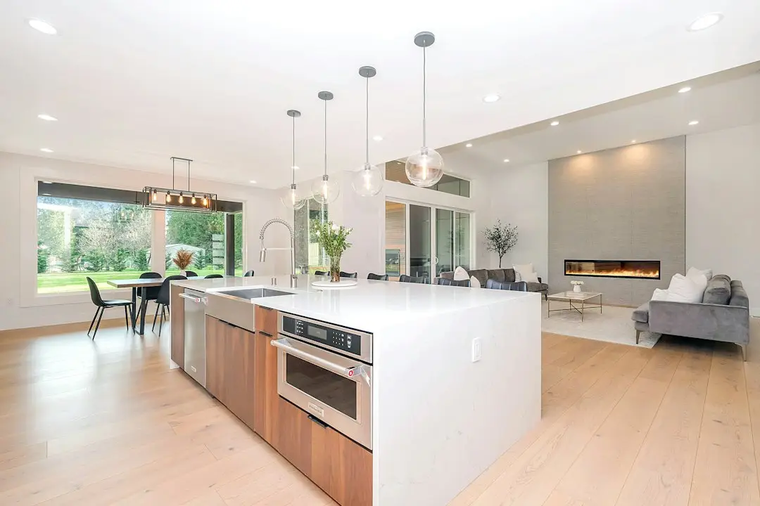 Cocina moderna luminosa con isla