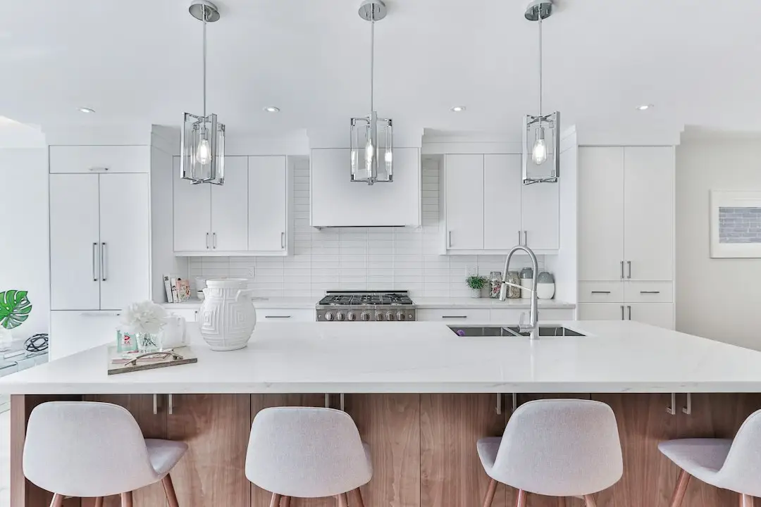 Cocina de madera y blanco con encimera amplia
